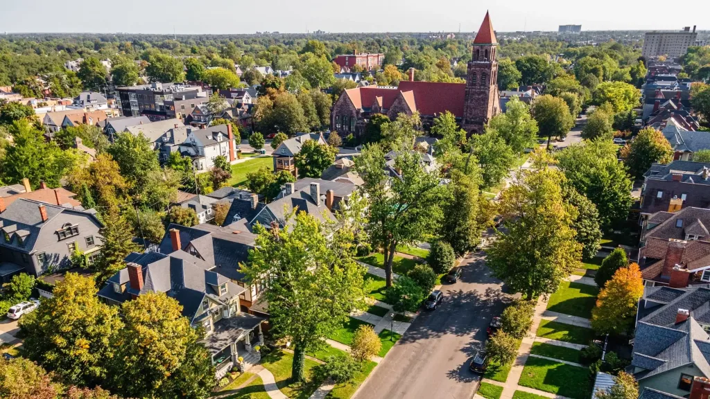 Khu làng Elmwood Village với nhiều cửa hàng quán cafe độc đáo