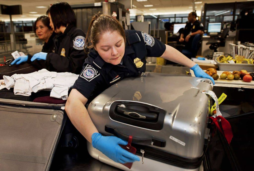 Hành lý của khách hàng luôn được kiểm tra cẩn thận sau khi tới Mỹ